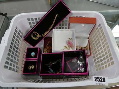 Lot 2520 - Box containing various jewellery items