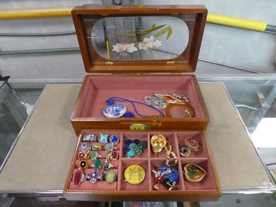 Lot 2524 - Box containing various jewellery items