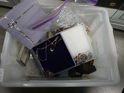 Lot 2526 - Box containing various jewellery items