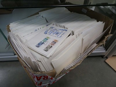 Lot 2539 - Box containing various first day covers