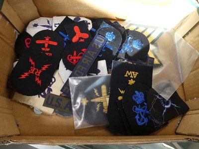 Lot 2542 - Box containing various Air Force and other badges