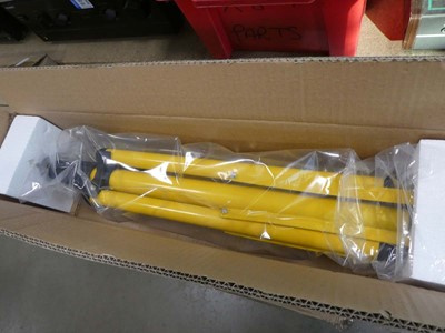Lot 2618 - Box of tripods and 2 loose tripods