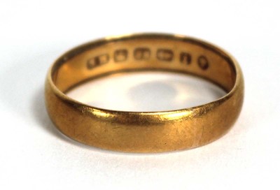 Lot 829 - A 22ct yellow gold wedding band, band w. 5 mm,...
