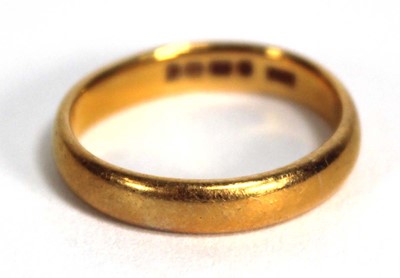 Lot 836 - A 22ct yellow gold wedding band, band w. 3 mm,...