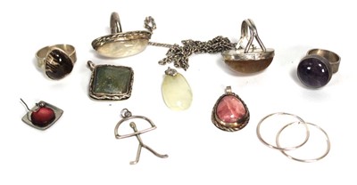 Lot 843 - A group of modern silver and metalware...