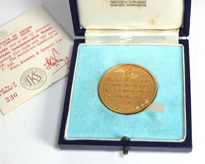 Lot 874 - A Toye, Kenning & Spencer Ltd. 22ct yellow...