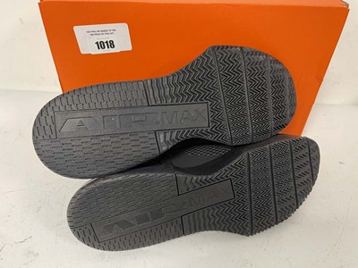 Lot 1018 - Nike air max alpha 6 trainers in black size...