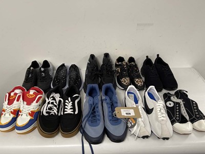 Lot 10x Pairs of trainers in various styles to...