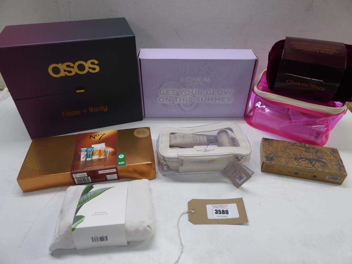 Lot 3580 - Selection of toiletry, fragrance sets and...