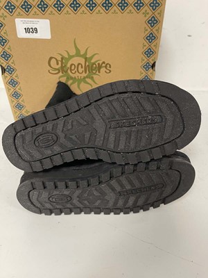 Lot 1039 - Sketchers Australia keepsakes boiling point...