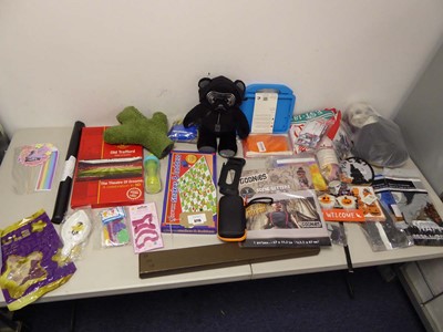 Lot 3715 - An assortment of party/Halloween decorations,...