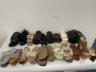Lot 21x Pairs of sandals in various styles to...
