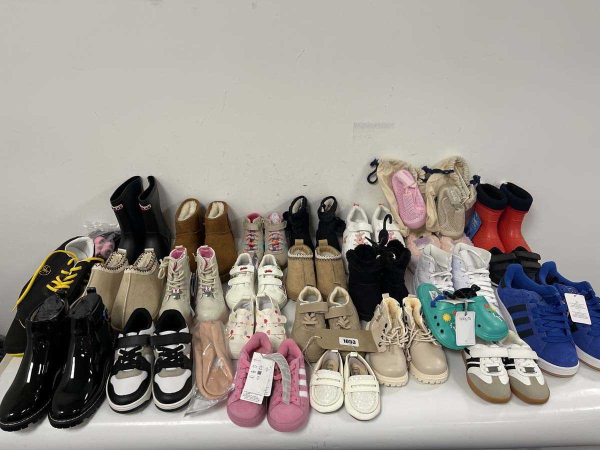 Lot 1053 - 28x Pairs of children's shoes in various...