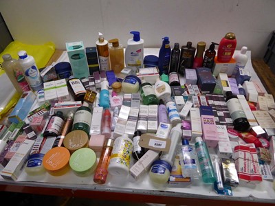 Lot 3591 - Large bag of assorted toiletries