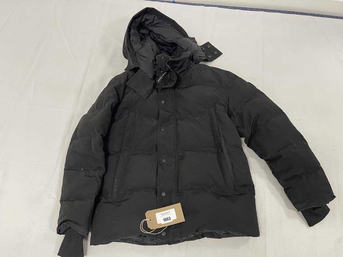 Lot 1063 - Canada Goose coat in black size medium - signs...