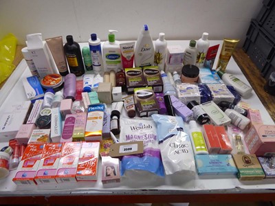 Lot 3599 - Large bag of assorted toiletries