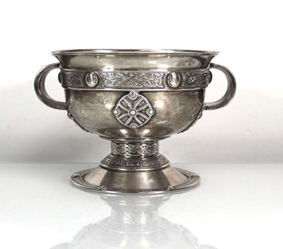 Lot 386 - An Edwardian silver cup modelled as the Ardagh...