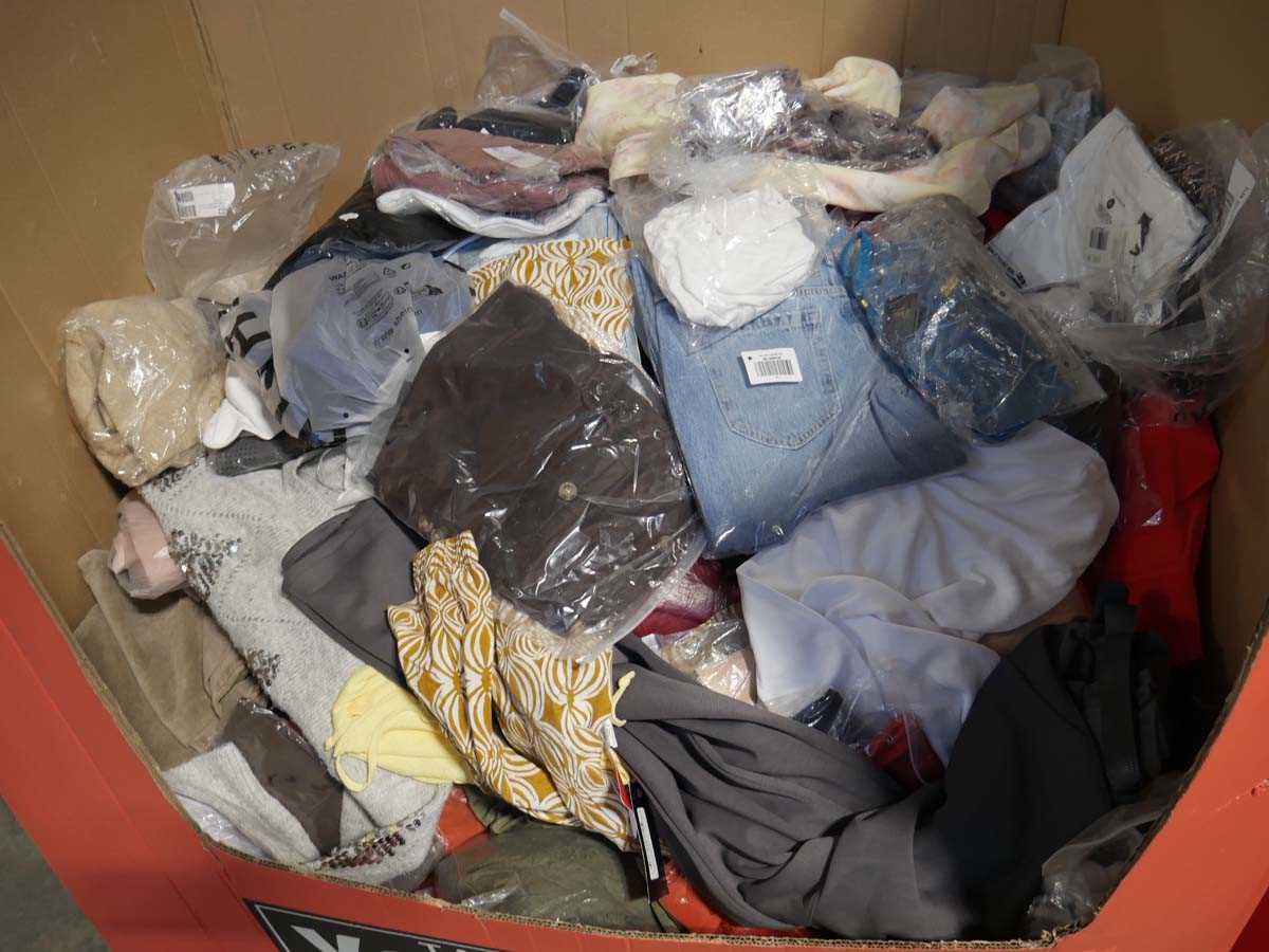 Lot 1072 - Pallet containing mixed ladies and men's clothing
