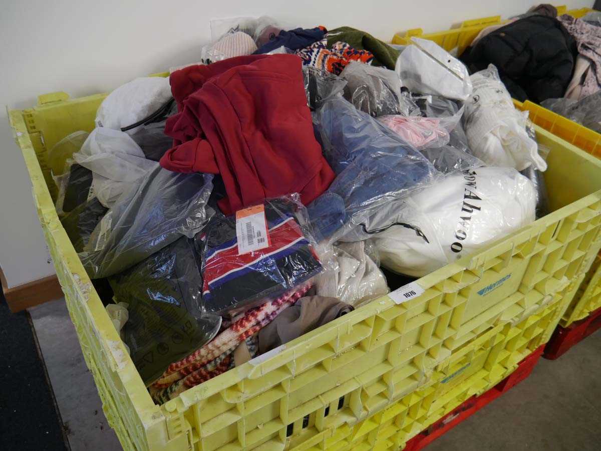 Lot Pallet containing mixed ladies and men's clothing