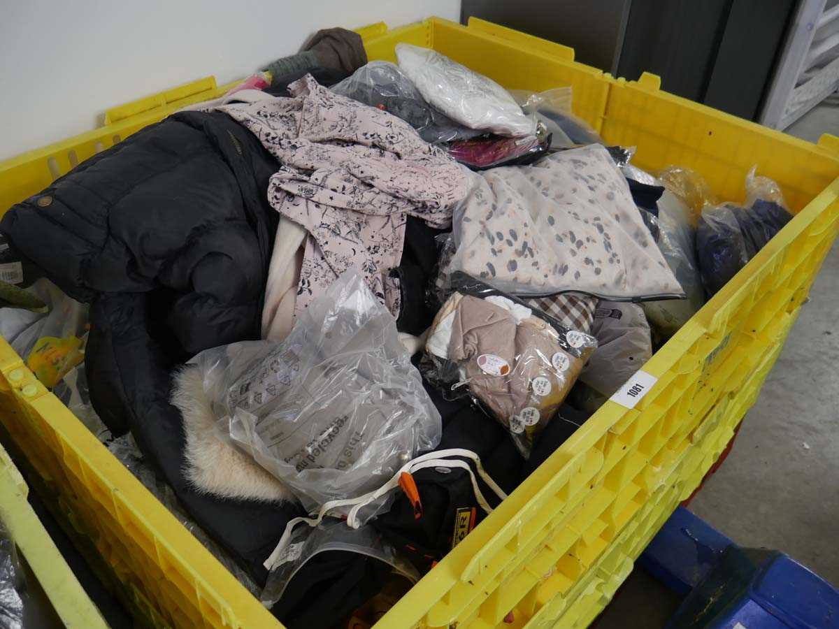 Lot 1081 - Pallet containing mixed ladies and men's clothing