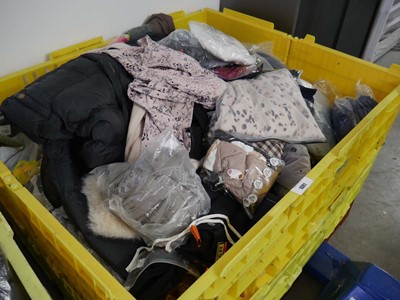 Lot 1081 - Pallet containing mixed ladies and men's clothing