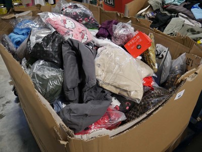 Lot 1091 - Pallet containing mixed ladies and men's clothing