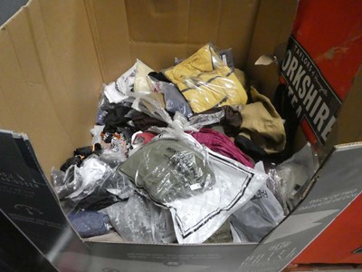 Lot 3725 - Pallet containing mixed ladies and men's clothing