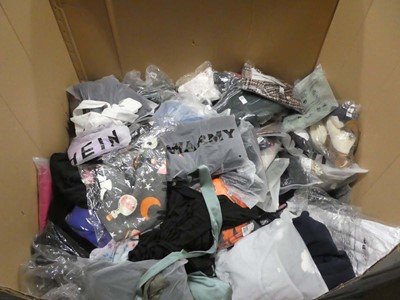 Lot 3750 - Pallet containing mixed ladies and men's clothing
