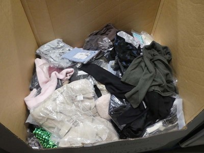 Lot 3761 - Pallet containing mixed ladies and men's clothing