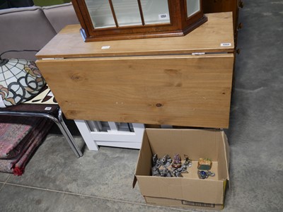 Lot 1352 - White and pine finish extending drop leaf...