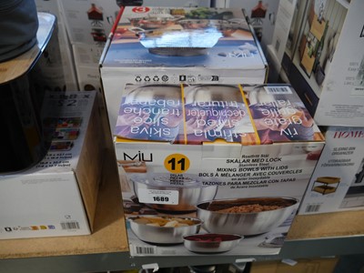 Lot 1689 - Box containing mixing bowls, box containing...