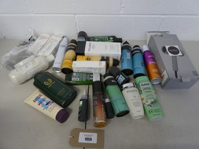 Lot 1959 - A bag containing a large qty of shampoo, body...