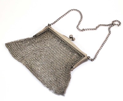 Lot 396 - An early 20th century silver chainlink purse,...