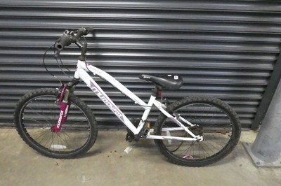 Lot 2010 - Girls Muddyfox Trinity mountain bike in white...
