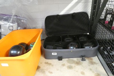 Lot 2037 - Cased set of 4 Henselite lawn bowls with 7...