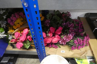 Lot 2071 - Large quantity of various artificial flowers