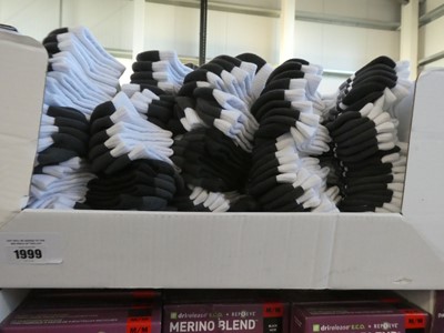 Lot 1999 - A box containing a large qty of Under Armour...