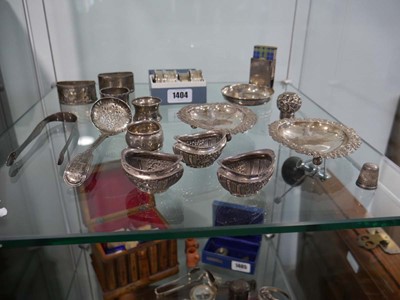 Lot 1404 - Shelf of assorted silver including heart...