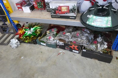 Lot 2190 - 5 boxes of mixed Christmas decorations