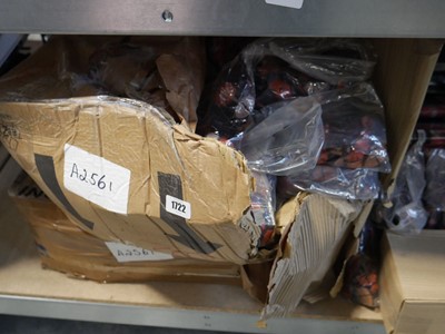 Lot 1722 - 2 boxes containing various decorative wall...