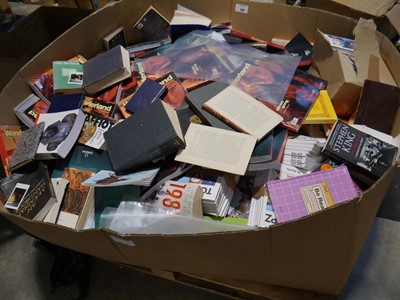 Lot 1487 - Pallet box containing various books and magazines