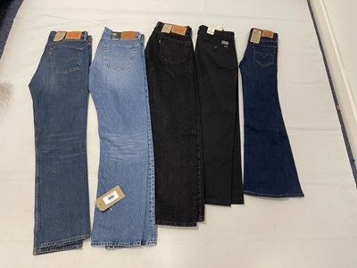 Lot 3802 - 5x Pairs of Levi's jeans in various styles