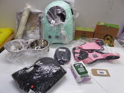 Lot 3642 - Pet carrier, cat scratch, harness, dog coat,...