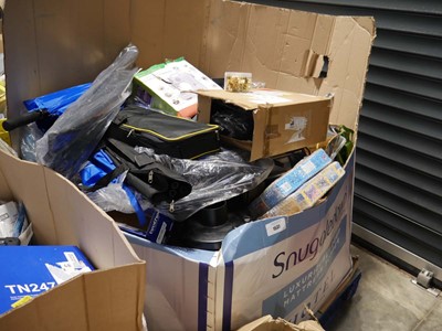 Lot 1537 - Pallet box containing various household goods...