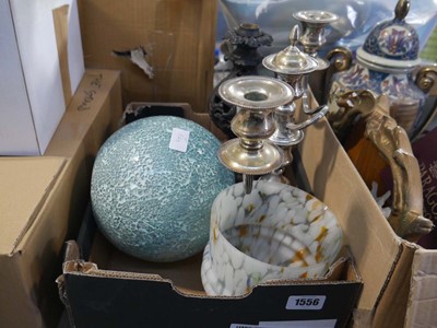 Lot 1556 - 2 boxes of various lamps, ornaments,...