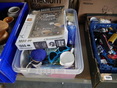 Lot 1565 - Clear plastic tub containing assorted...