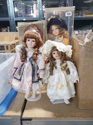 Lot 1579 - 4 various collectors dolls
