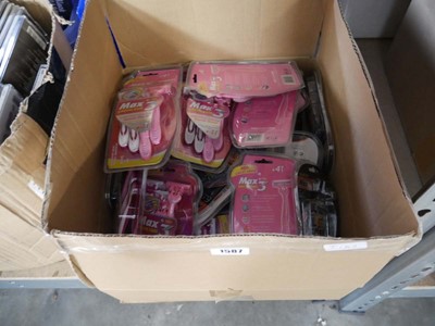 Lot 1587 - Box containing Max 3 Sincere Care razors and...