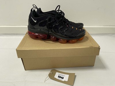 Lot 3840 - Nike air vapour max plus trainers in black...