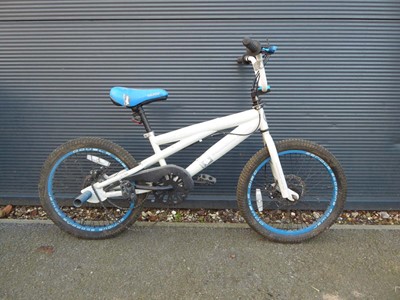 Lot 4038 - White and blue Avalanche Silver Fox BMX bike